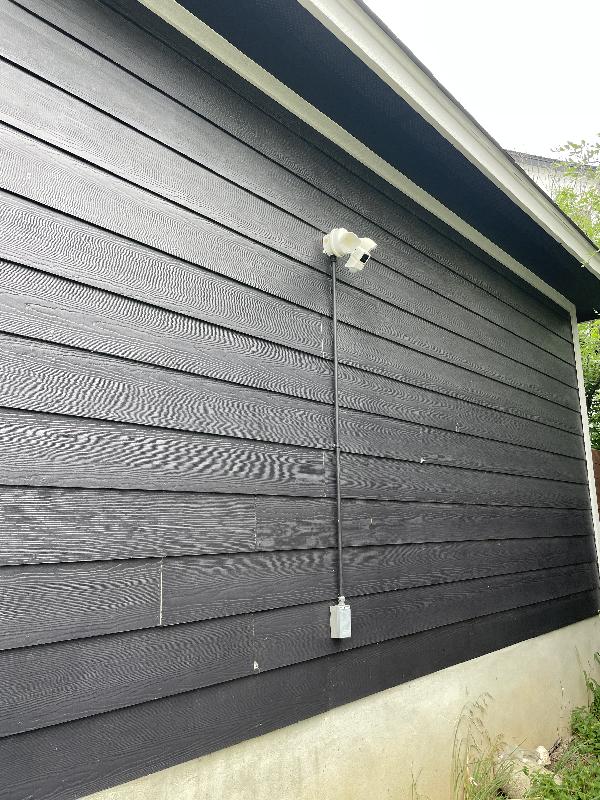 This floodlight was installed by the tenant. They intend to remove it and replace it with the one that was there when they moved in. <br/> 