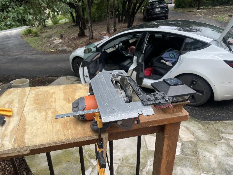 I don't have a table saw with me, so I improvised with my circular saw. 